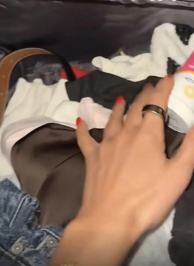 ！毛孩子偷偷塞了件东西全网都被暖哭了…pg电子娱乐平台出差打开行李箱直接泪崩