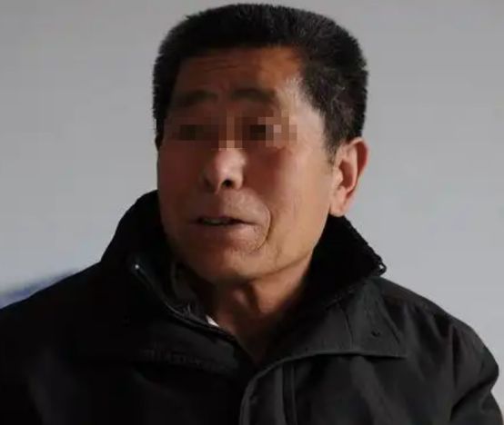 老头养了只退役警犬见它每天在屋后枣树下挖