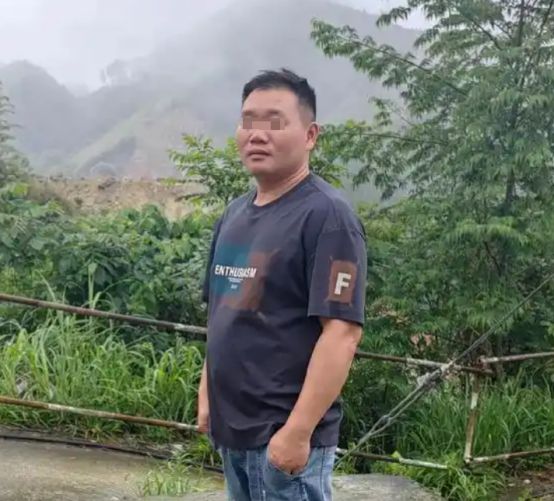 老头养了只退役警犬见它每天在屋后枣树下挖个不停深挖后愣住(图2)